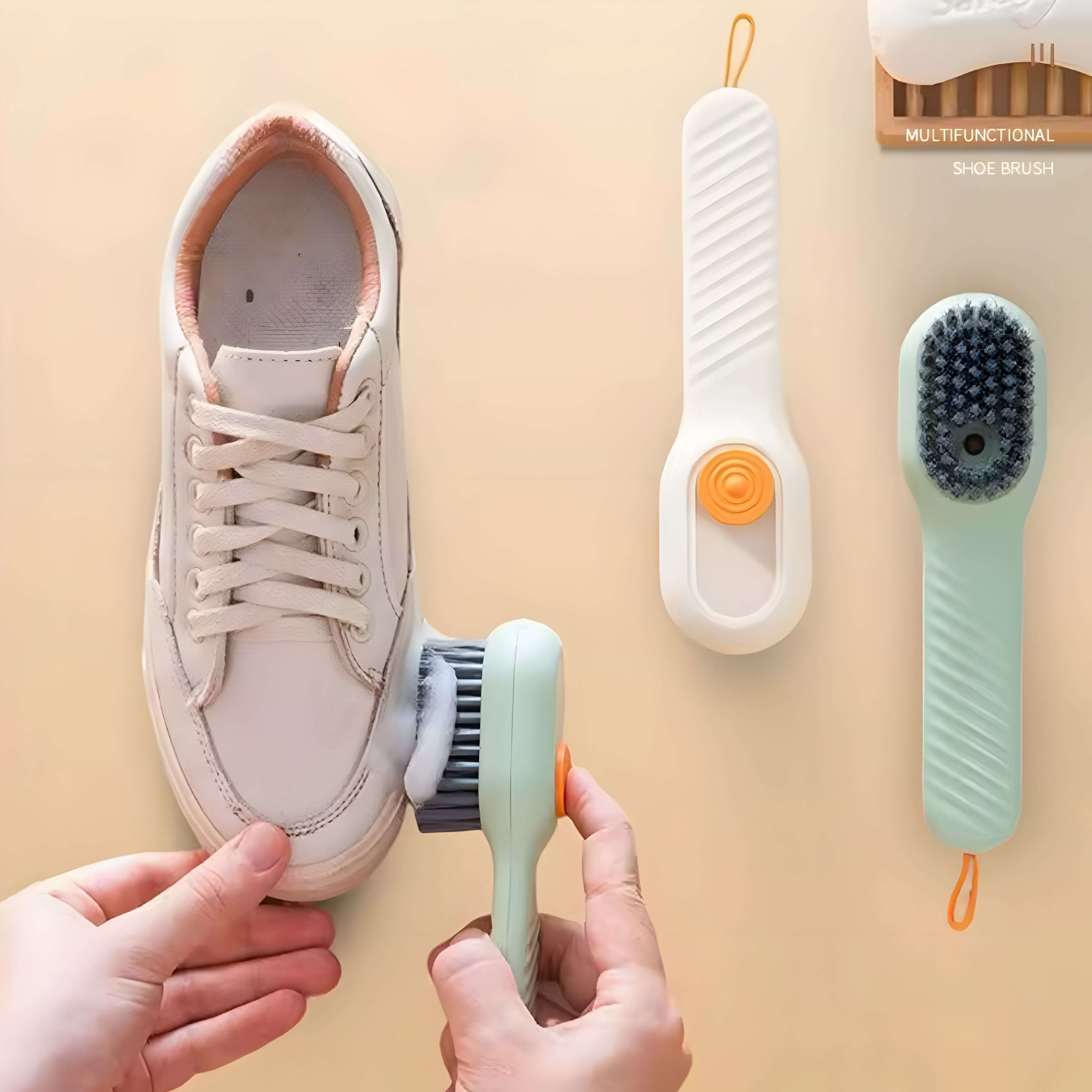 Multifunktionale Schuhreinigungsbürste mit integriertem Seifenspender